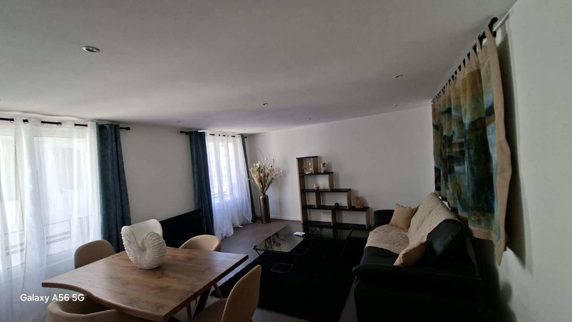 PATRICIA 1 CHAMBRE PRIVEE AVEC SDB WC EN COMMUN 97 QUAI COMPARETTI