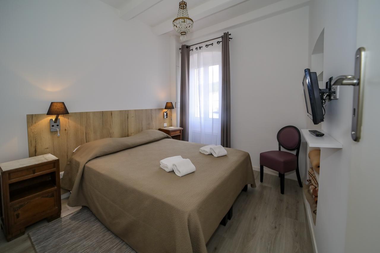EMILIE2 CHAMBRE PRIVEE AVEC SDB WC EN COMMUN 17 QUAI COMPARETTI